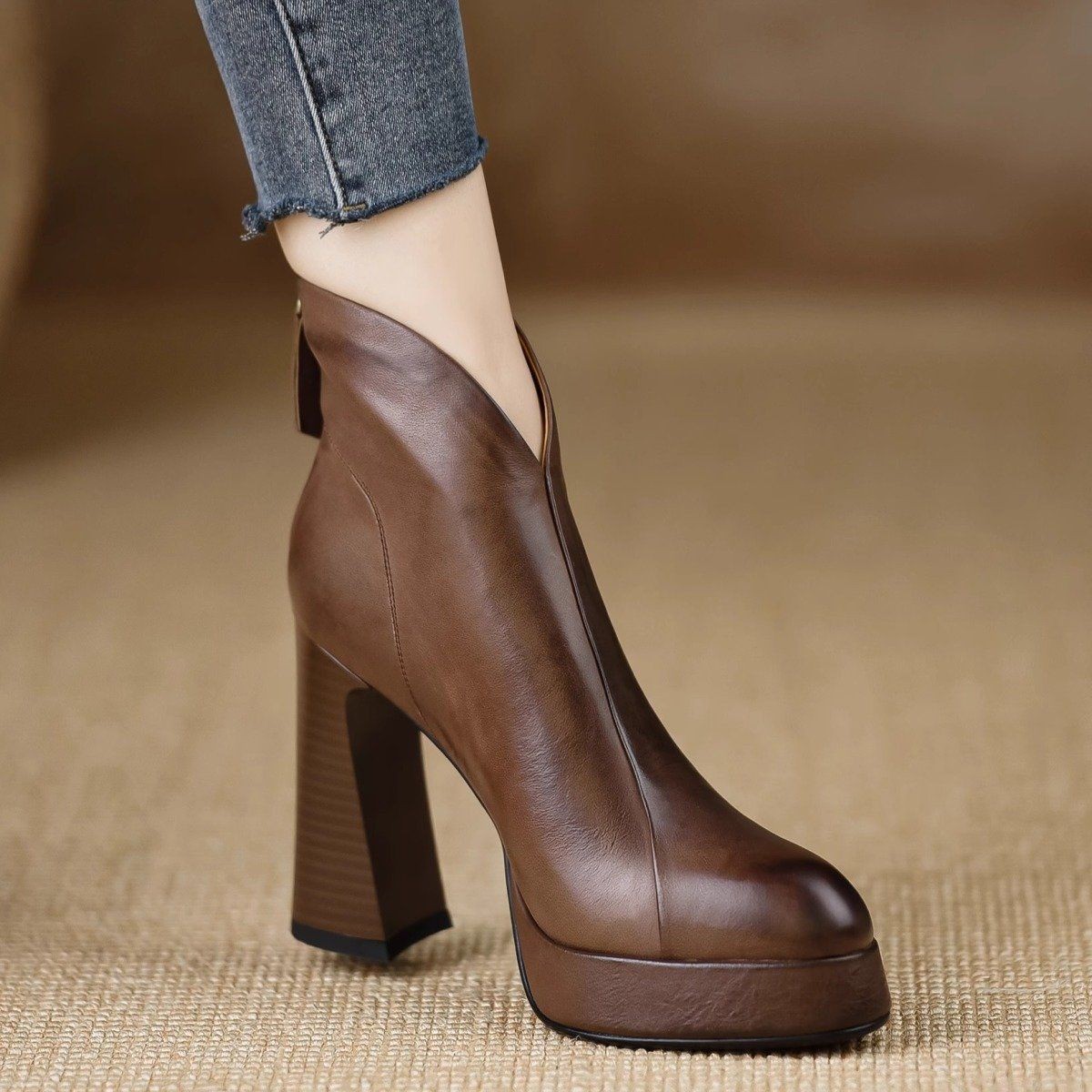 棕色皮面尖头厚底粗跟通勤短靴复古拼接后拉链超高跟粗跟时装靴女