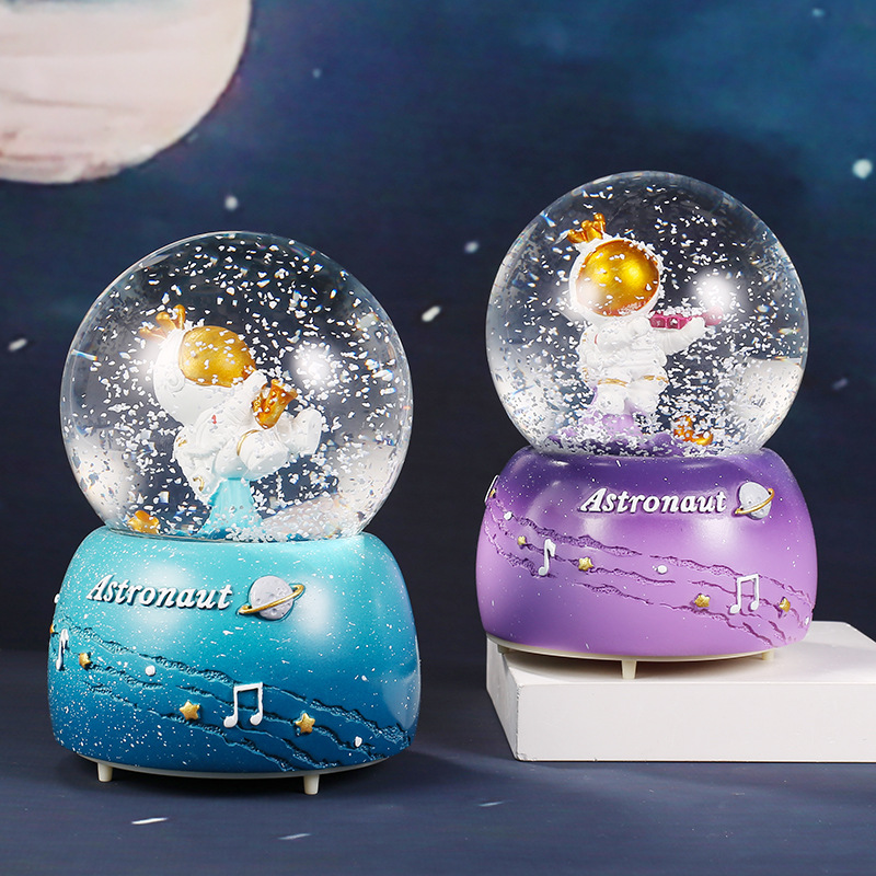 太空宇航员音乐飘雪水晶球男孩生日礼物学生桌面树脂摆件创意礼品