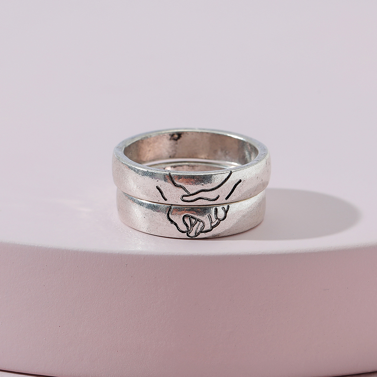 青岛欧美时尚饰品雕刻牵手情侣戒指戒圈复古戒指