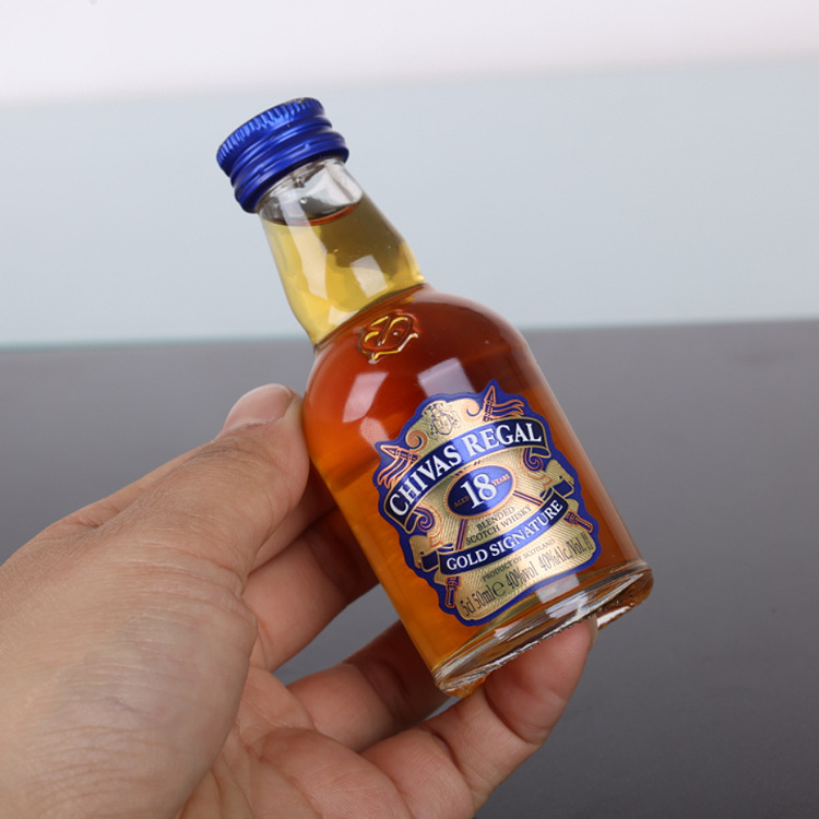 小瓶酒跟大瓶酒一样的,都是可以喝的,产地:英国净含量:50ml玻璃瓶商品