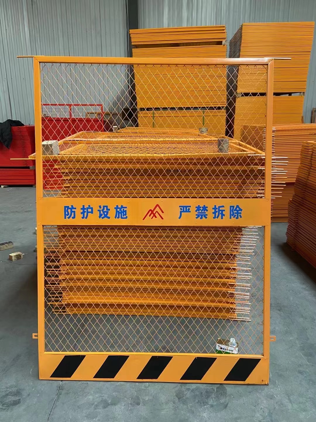 厂家直销工地施工电梯门 定型化基坑防护栏 电梯井口安全护栏现货