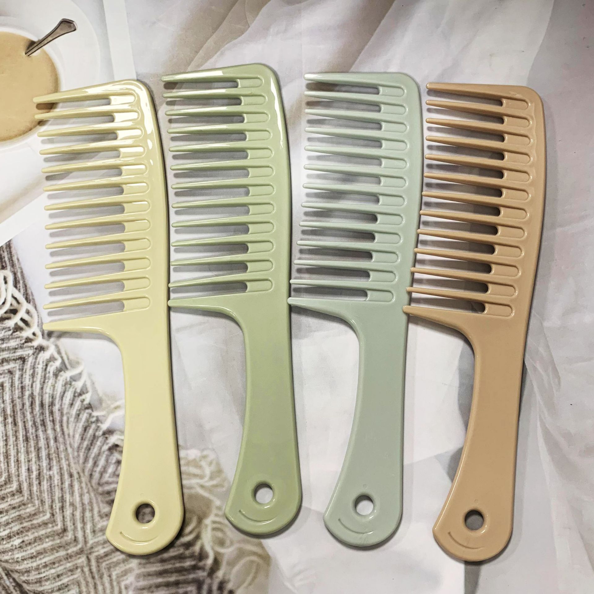 Large Tooth Comb Thickened Widened Men and Women Hairdressing Comb Students Korean Cute Hair Curling Comb Not Easy to