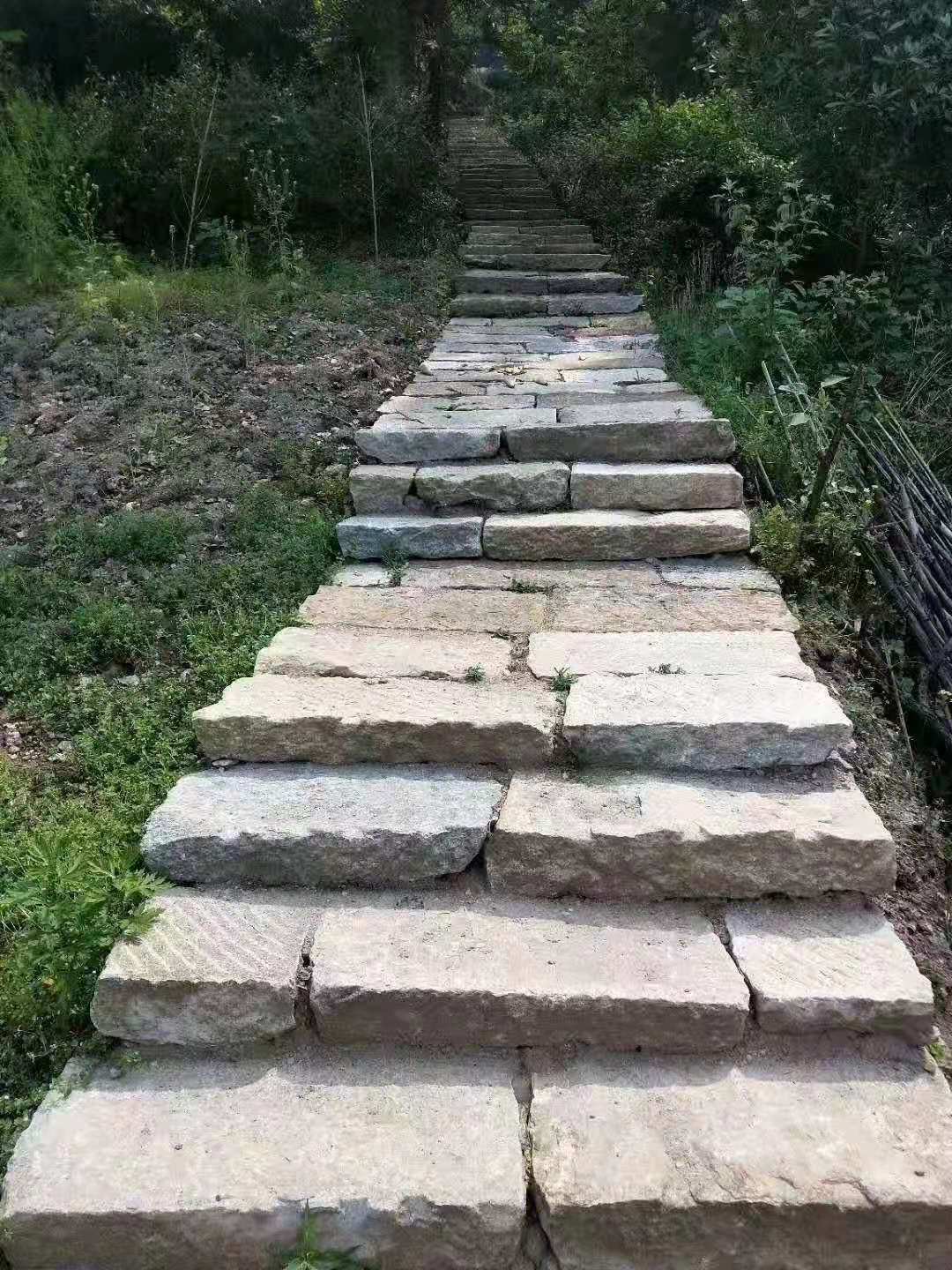 旧石板批发出售柳州老石板价格老青石头现货出售不规则老青石板