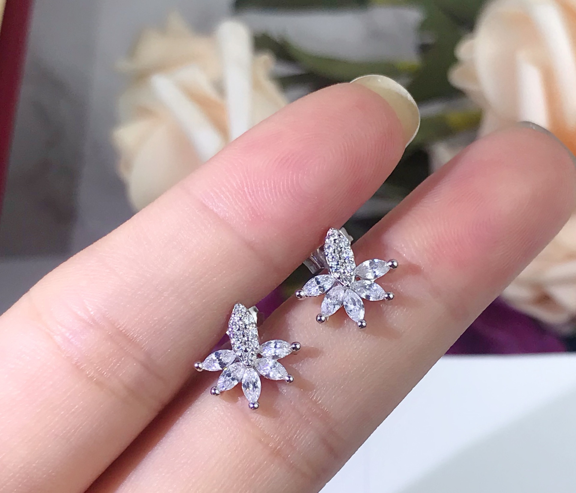 特价清仓 时尚s925纯银小马眼女士耳钉 "特价款式不退不换"