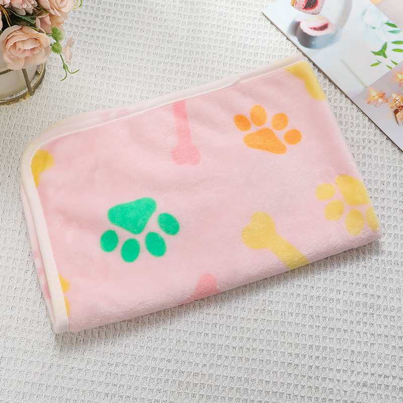 in Stock Wholesale Pet Blanket Autumn and Winter Cover Blanket Thermal Flannel Paw Print Blanket Dogs and Cats Blanket Pet Supplies