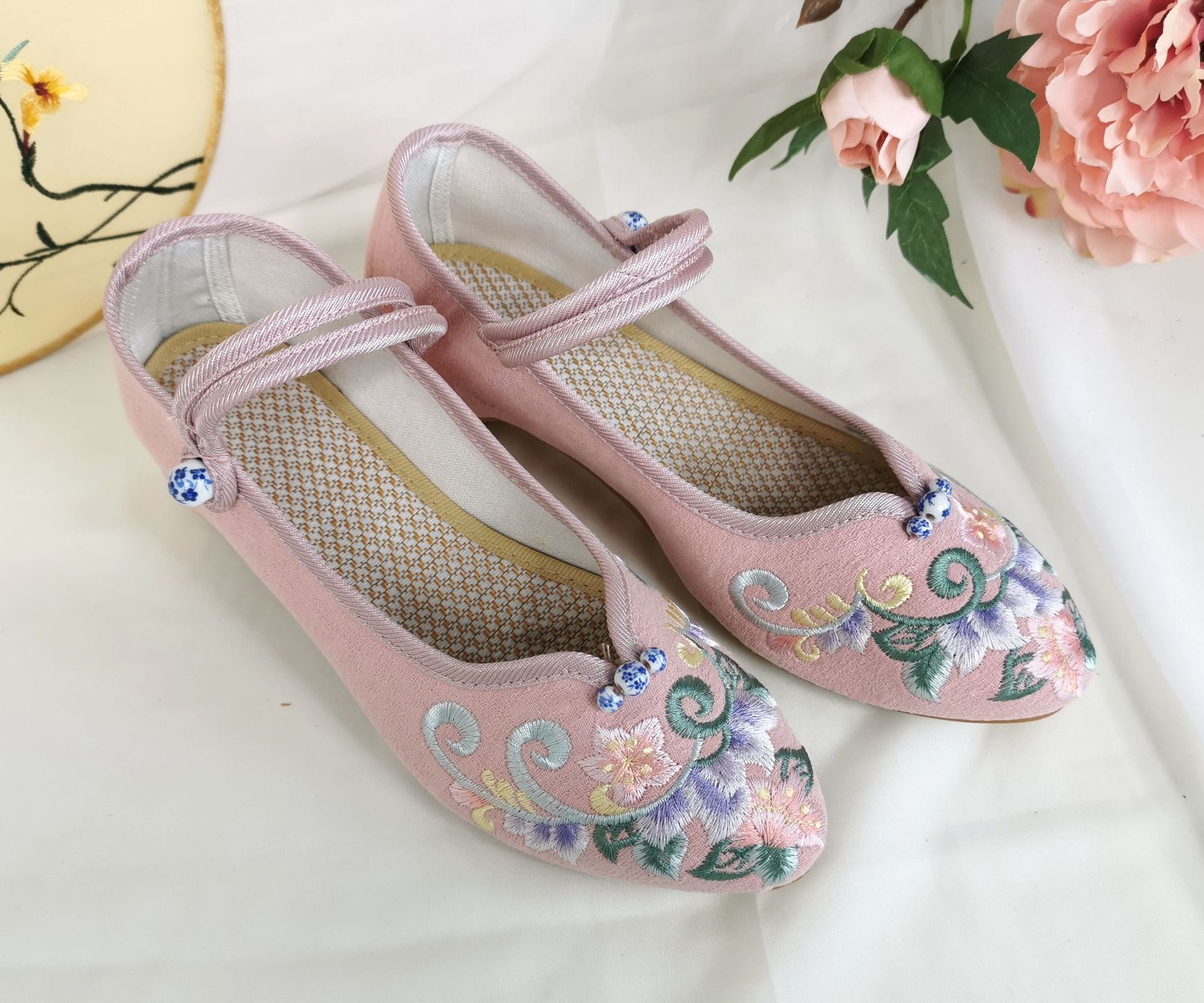 老北京布鞋女尖头复古旗袍鞋红色新娘单鞋民族风绣花鞋女单鞋婚鞋