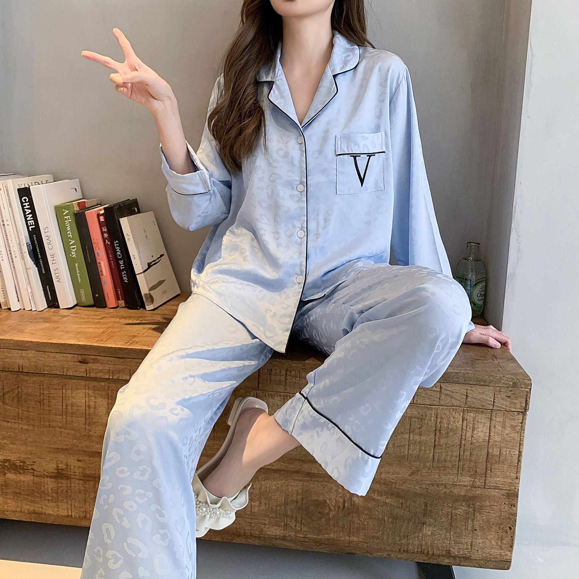 2024 Spring and Summer Pajamas Women's Leopard Print Long Sleeve Trousers Large V Embroidered Jacquard Two-Piece Home Wear Suit Can Be Worn outside