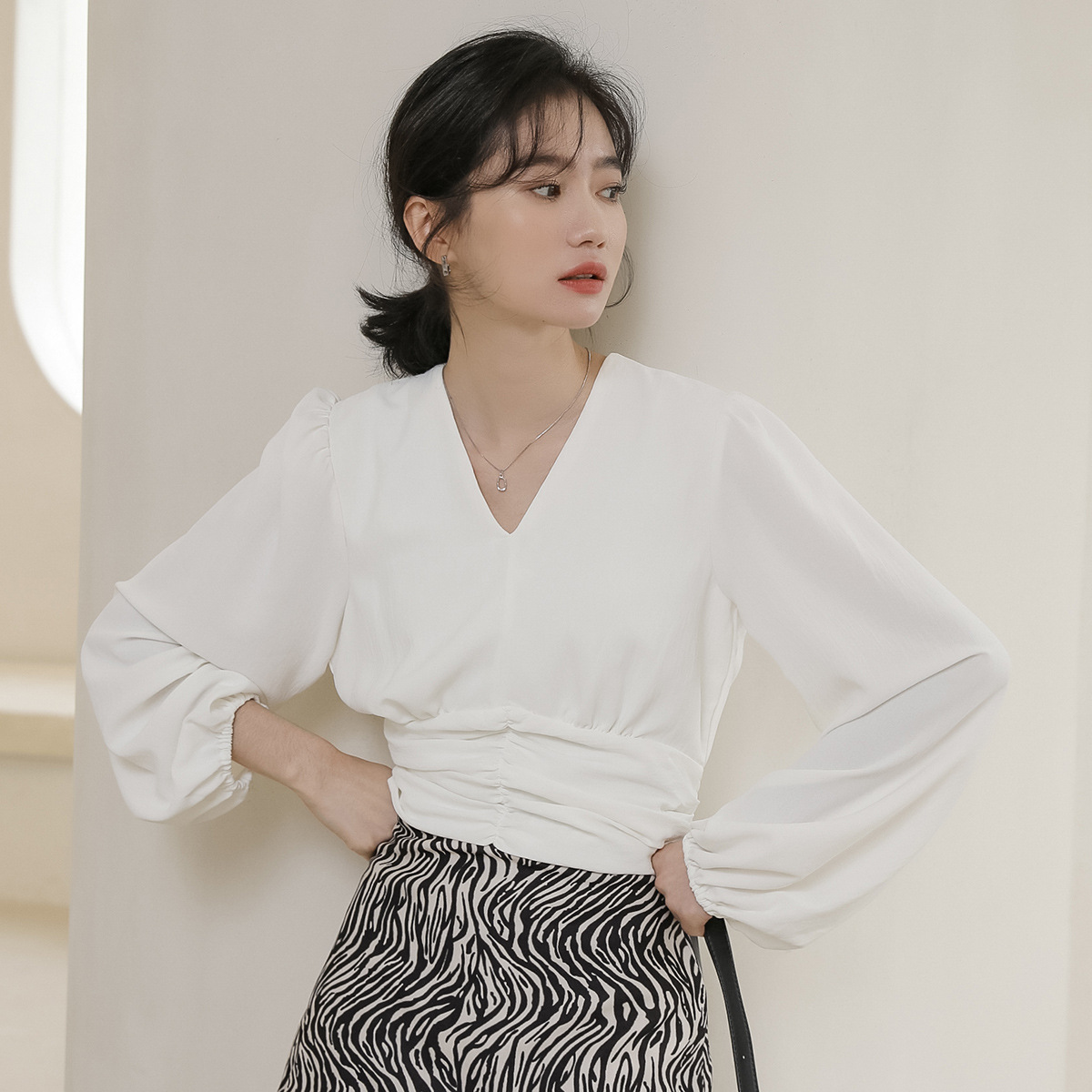 法式灯笼袖收腰显瘦v领衬衫女早春新款2022韩版短款气质雪纺衬衣