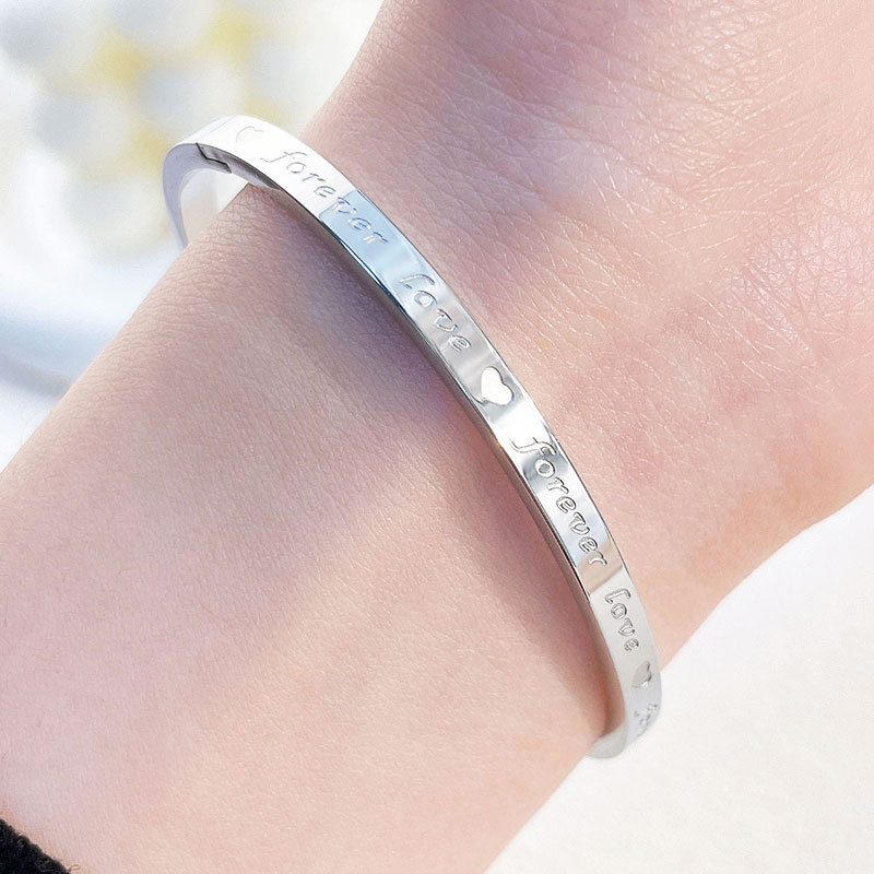 钛钢手镯时尚简约银色刻字love手镯女生高级感精致不掉色爱心手环