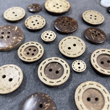 现货批发椰子扣天然椰壳圆形虚线两眼四眼纽扣a货钮扣logo