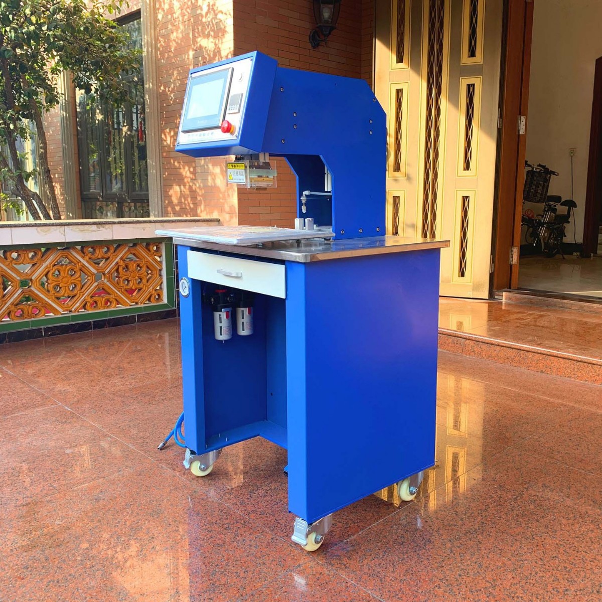 鞋舌尺码烫压机