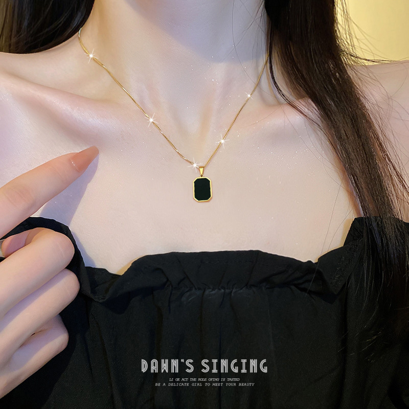 [Whole Titanium Steel] Geometric Square Personality Minimalist Style Furnace Real Gold Necklace Female Ins Online Influencer Clavicle Chain