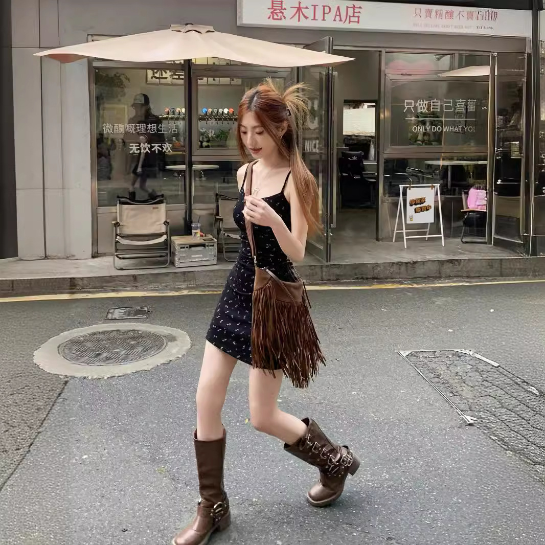 夏季印花短裙小个子女2024辣妹碎花吊带连衣裙小修身显瘦包臀裙