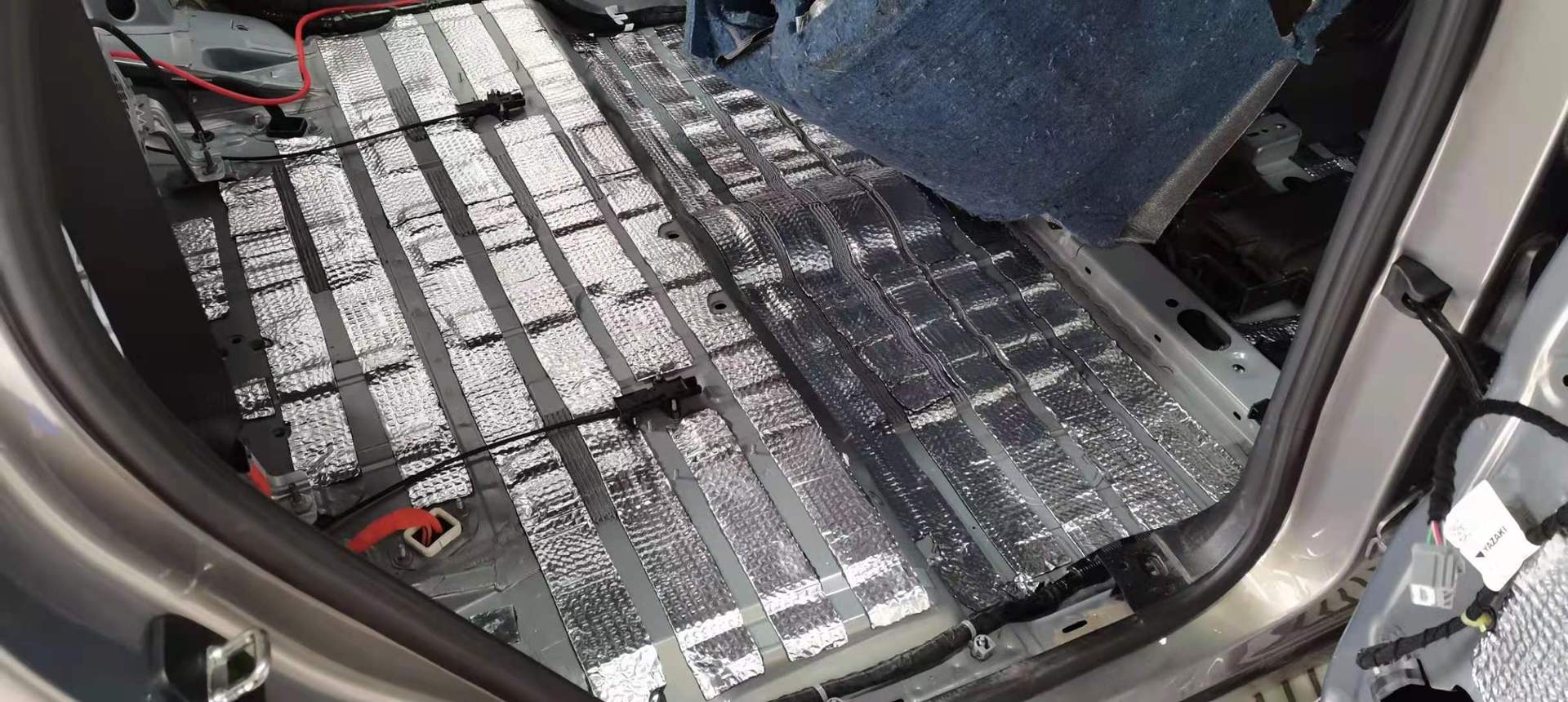 厂家批发丁基阻尼胶汽车隔音止震板全车改装隔音垫四门隔音减震胶