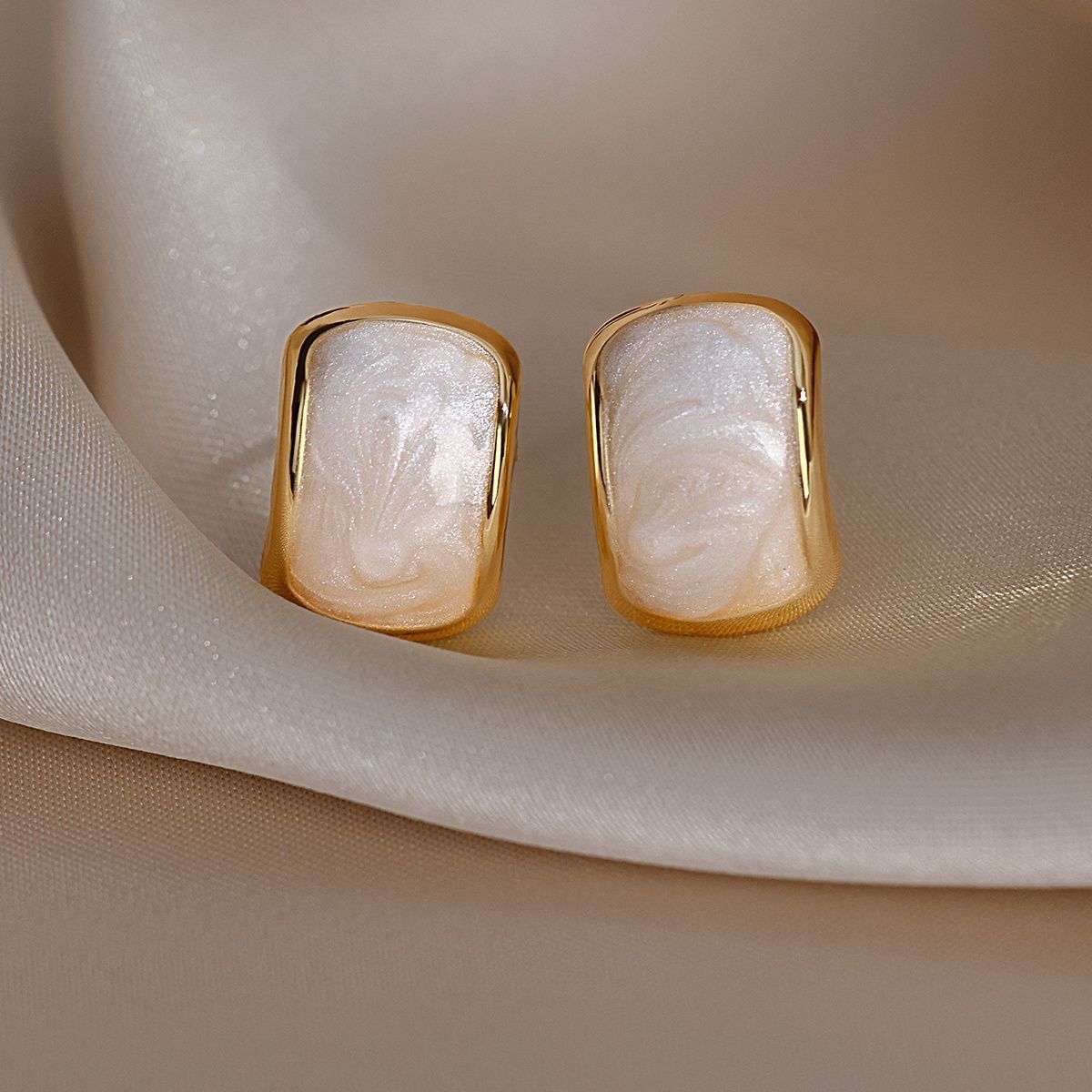 Pearl Shell Ear Clip without Pierced Female Eardrops 2024 New Special-Interest Design High-Grade Painless Earrings Female Earrings