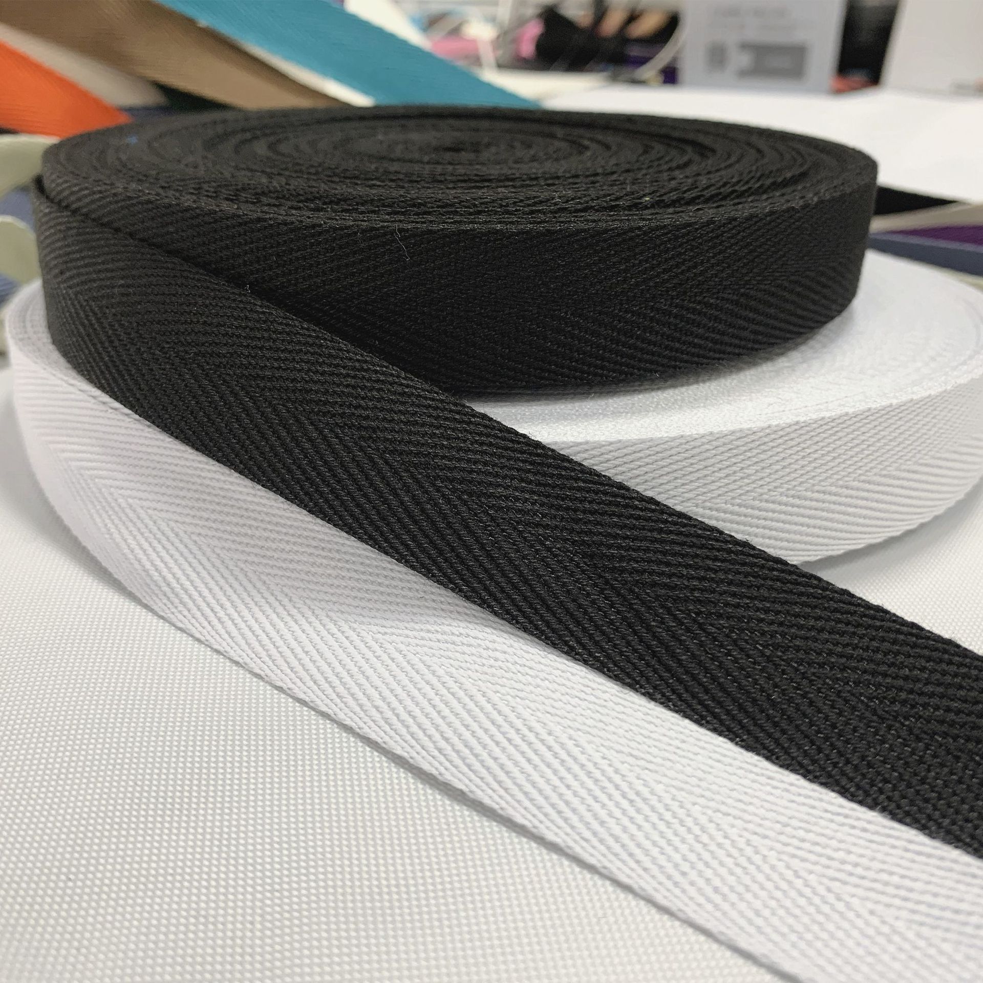 热销涤棉人字纹织带2.0 2.2cm黑白彩色箱包服装辅料厂家现货