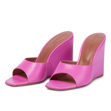 厂家夏季新款坡跟拖鞋女Amina Muaddi时尚坡跟方头皮面凉坡跟鞋女