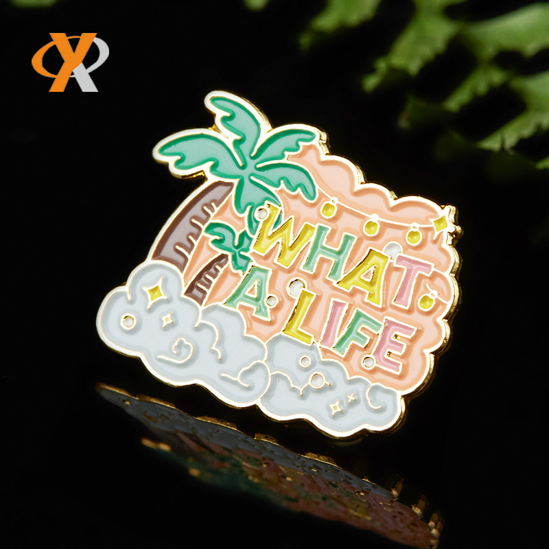 厂家定 制旅游留念烤漆蝴蝶扣徽章 锌合金材质动漫滴油胸章定 做