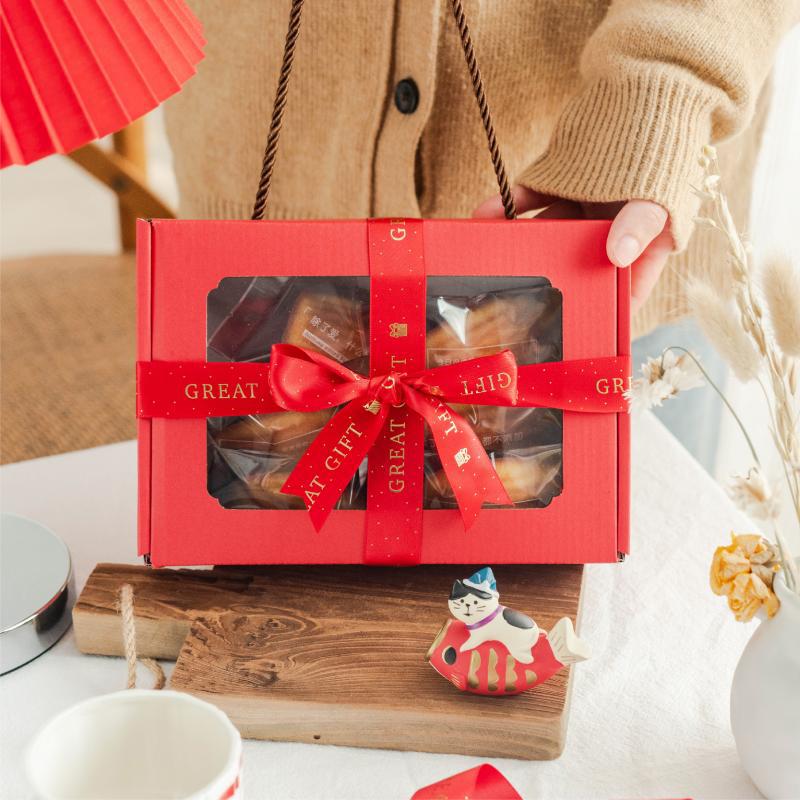 红色常温面包瓦楞盒烘焙饼干费南雪玛德琳糯米船透明开窗手提包装