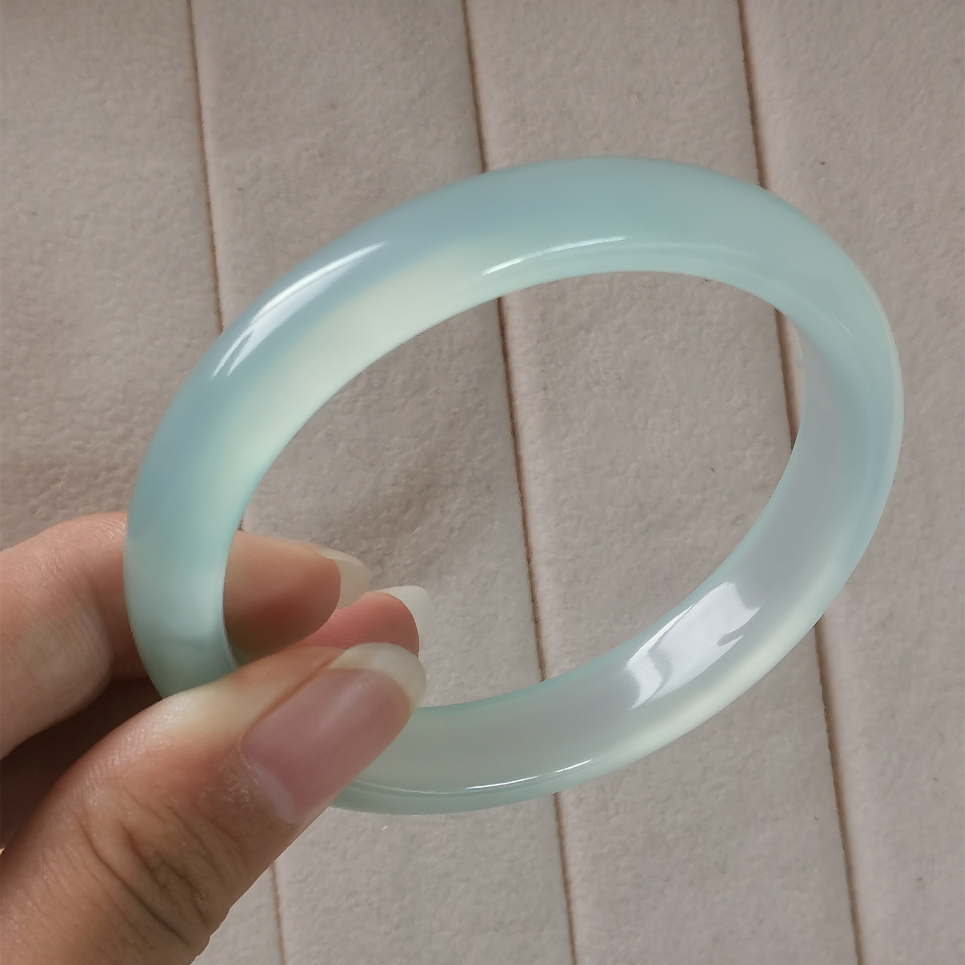 天然湖水绿玉髓手镯女款细条玉镯子玛瑙翡翠手镯清新冰透少女款