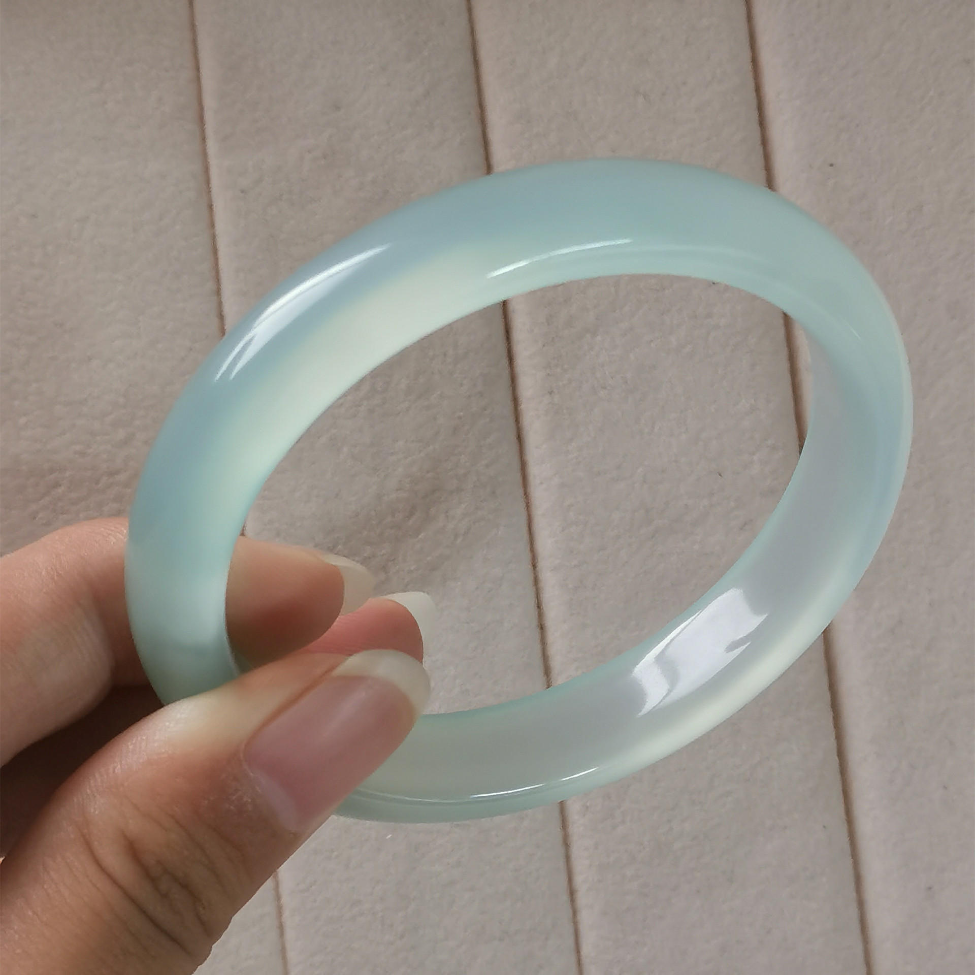 天然湖水绿玉髓手镯女款细条玉镯子玛瑙翡翠手镯清新冰透少女款