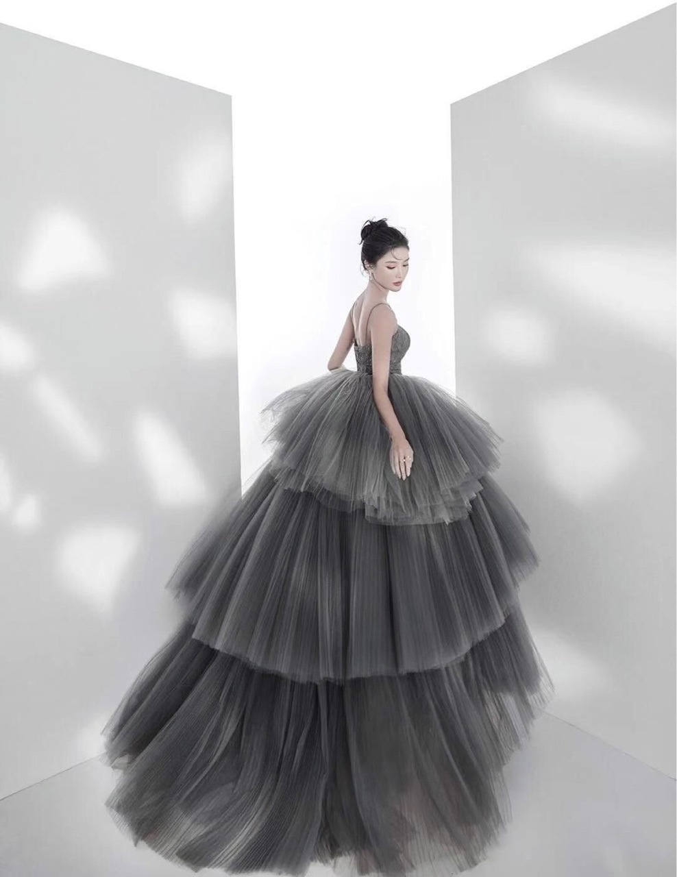 展会新款2021影楼海边拍照主题婚纱烟灰色抹胸礼服摄影服装