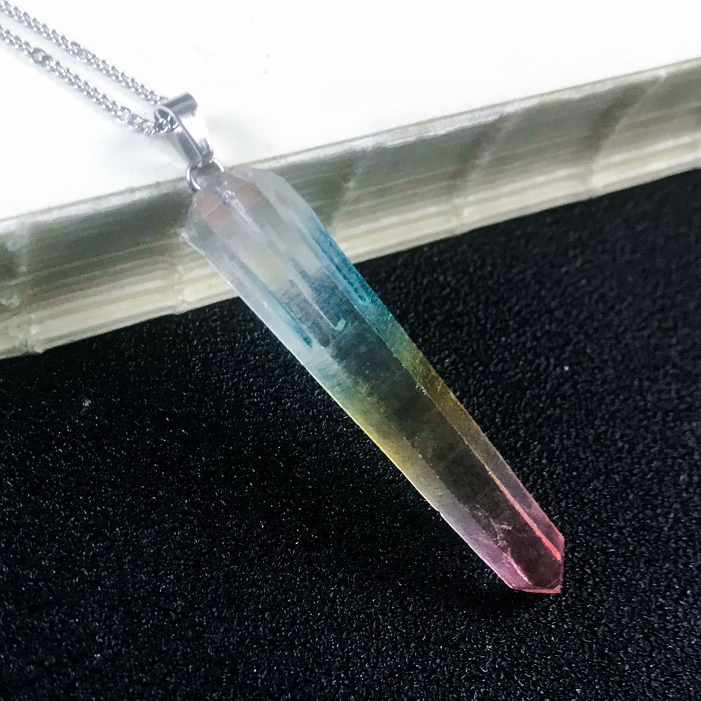 实物拍摄,如有色差,请以实际产品准)产品名称:七彩水晶柱吊坠商品描述