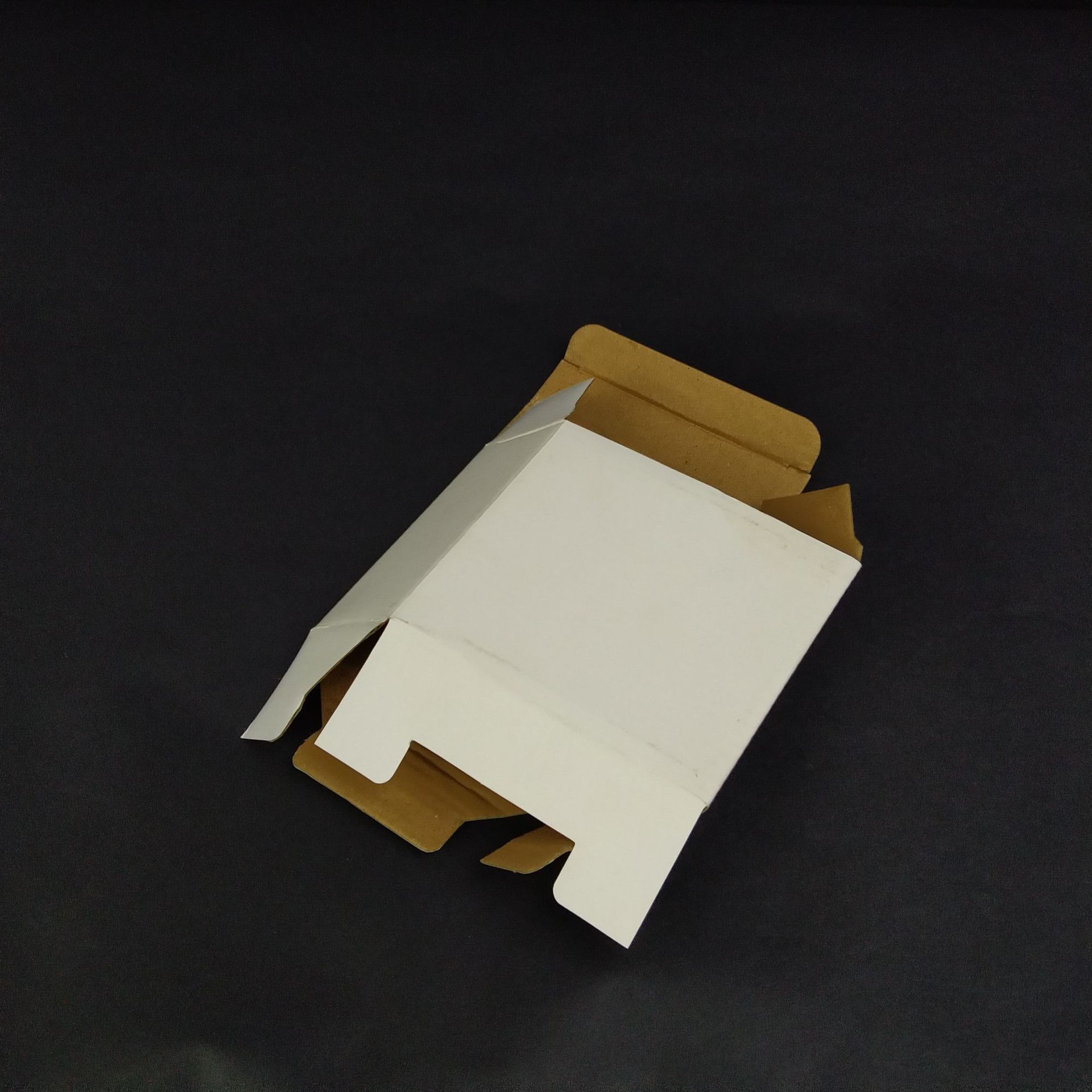 白色纸盒翻盖扣底包装3层e瓦楞小盒长方形五金小内盒牛皮纸色坑盒