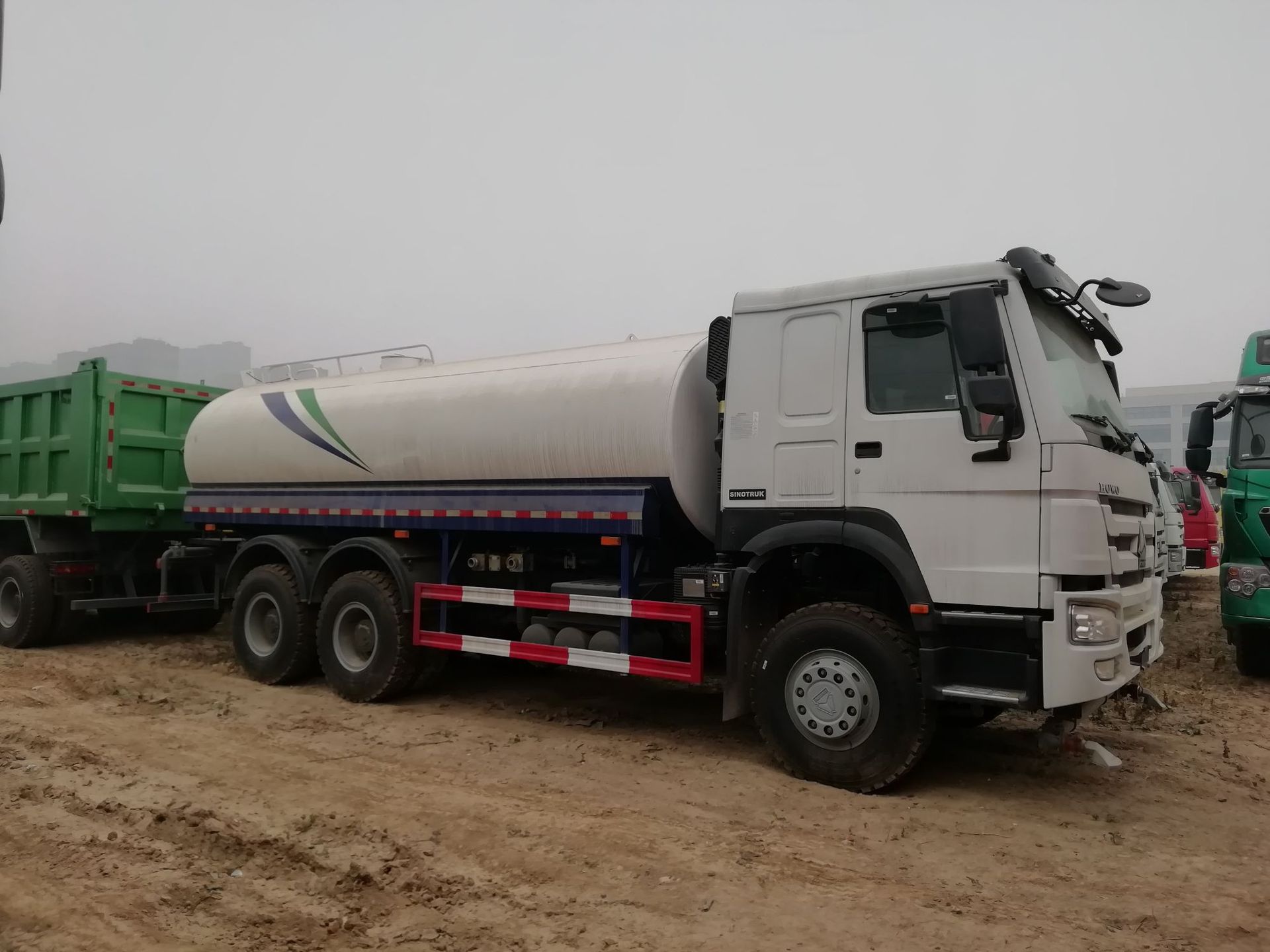 中国重汽豪沃6x6全驱越野专洒水用车重型卡车出口蒙古18953179828
