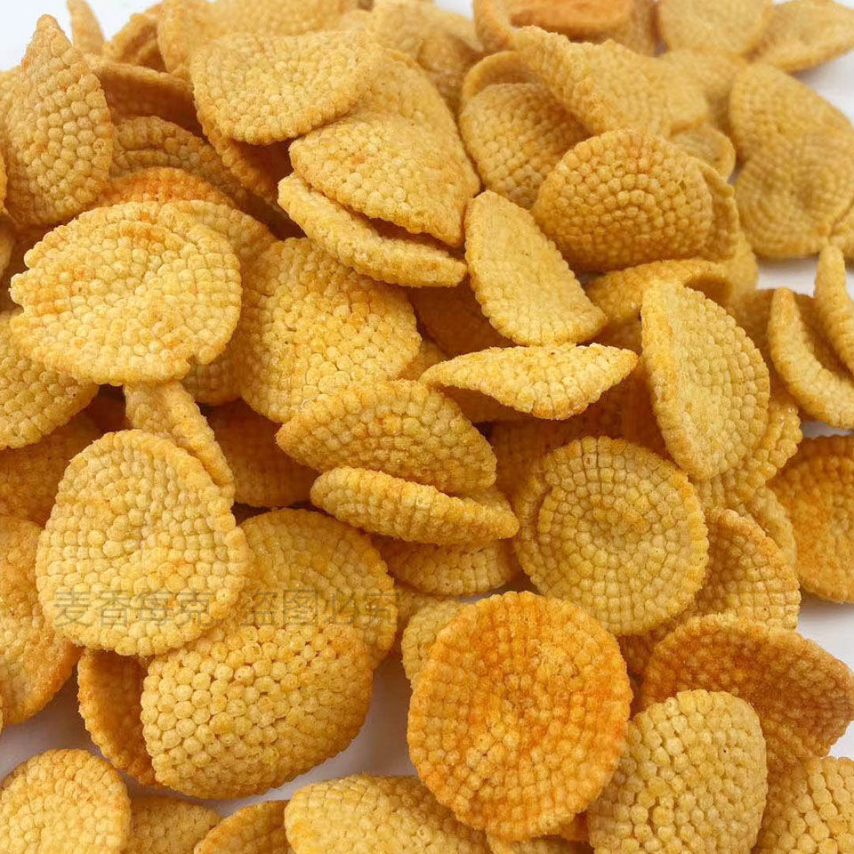 小米煎饼锅巴圆形小米锅巴牛肉味香辣散装零食批发整箱摆地摊特色
