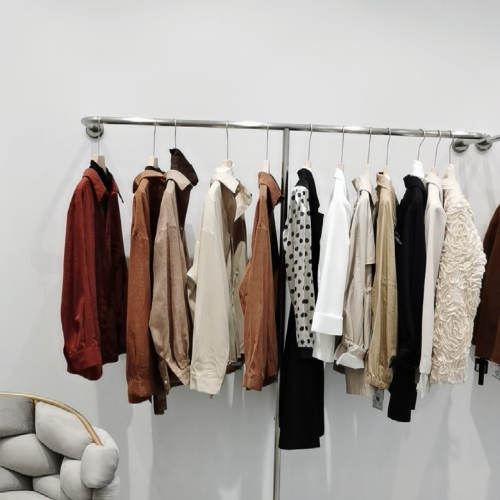 现代壁挂陈列女装店货架服装店展示墙上服装架落地式挂衣帽架衣柜