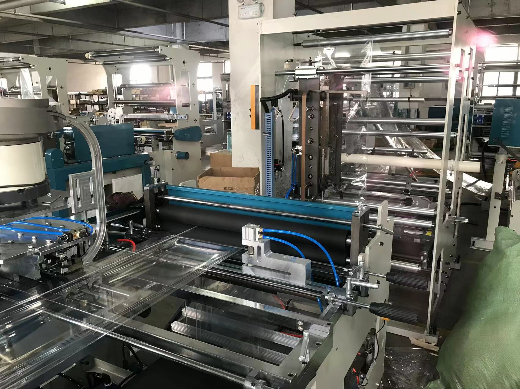 900型pe拉链袋制袋机文具袋龙骨服装袋手提贴骨袋全自动制袋机