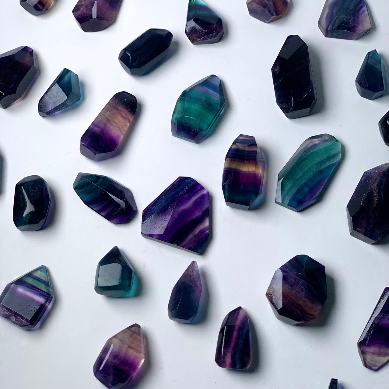 【戴强水晶】天然水晶原石不规则体多面彩色萤石桌面装饰石头摆件