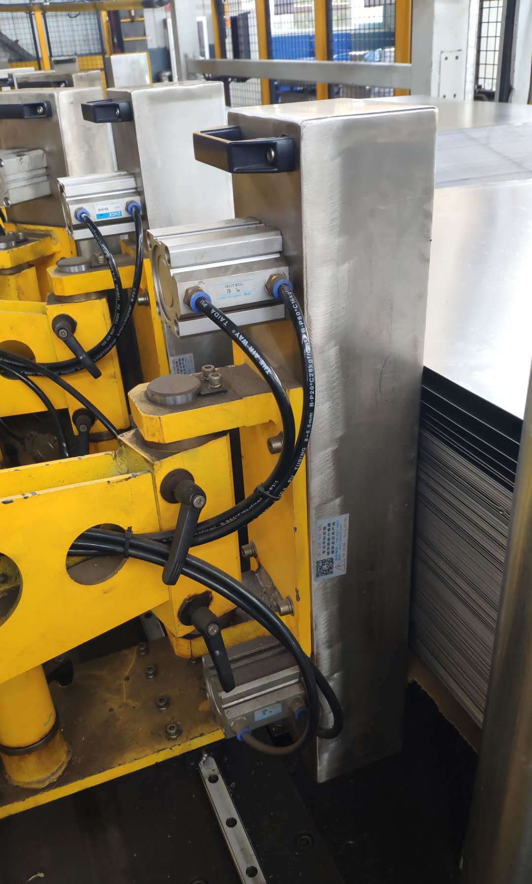 厂家定做气动磁性分离器 带气缸磁铁分层器 可控磁力铁板分张器