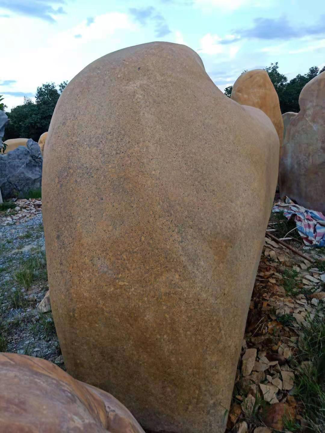 河北信阳黄蜡石景石厂家直销郑州专业英德石假山草坪河道驳岸石