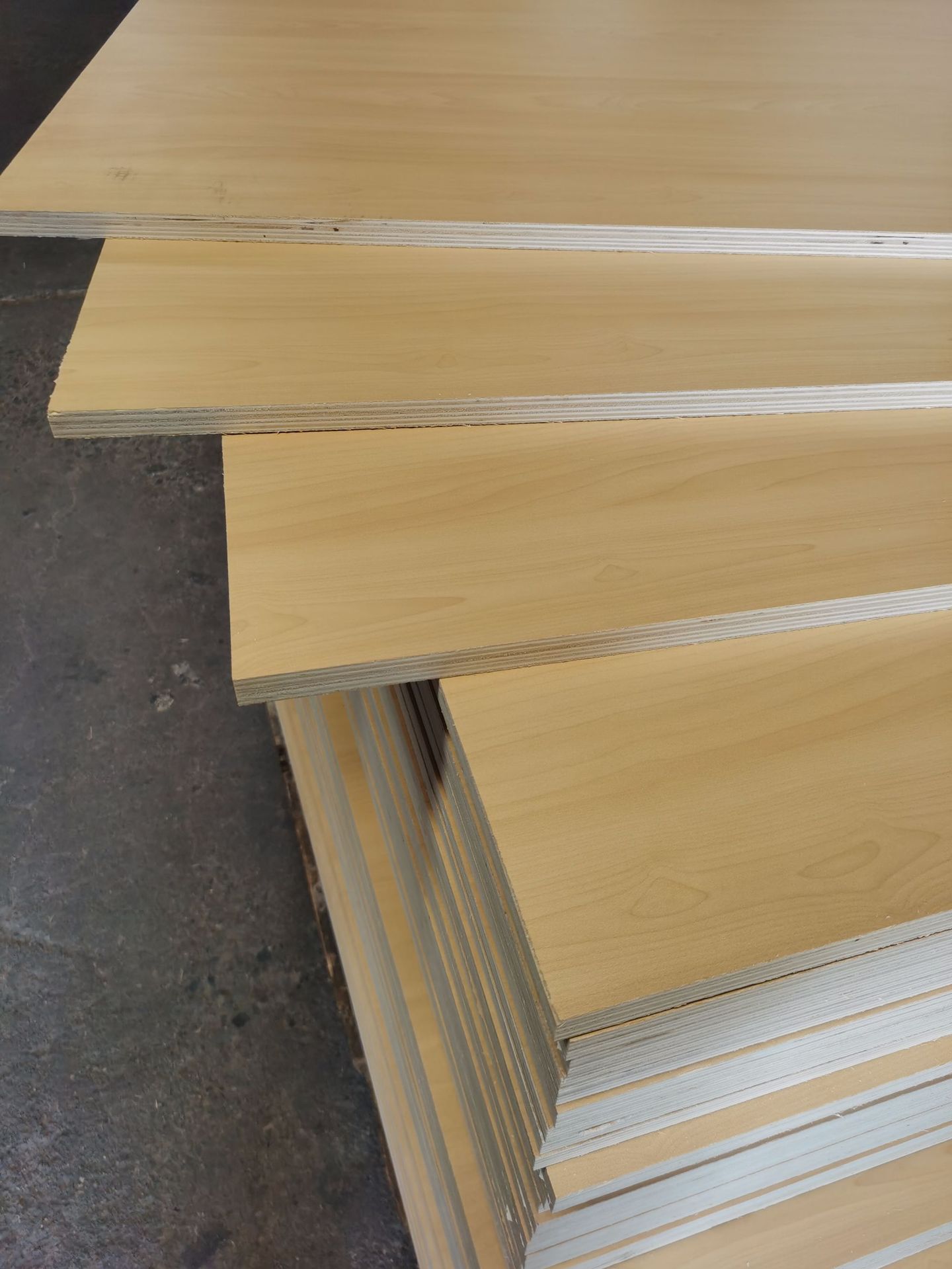 山东寿光枫木纹三聚氰胺浸渍纸贴面多层生态家居可定制饰面板