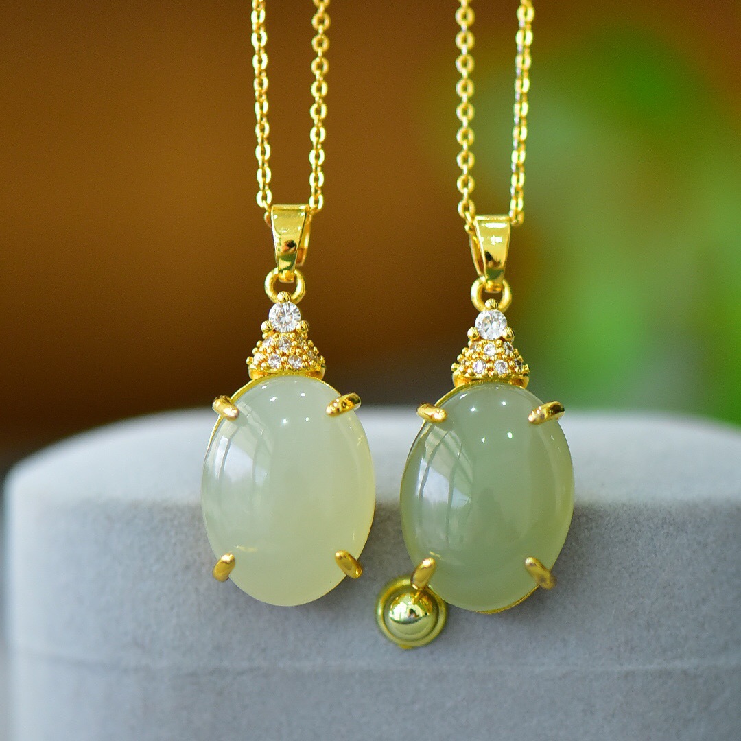 天然新疆和田玉青白玉椭圆蛋面吊坠铜镶嵌锆石时尚气质女款锁骨链