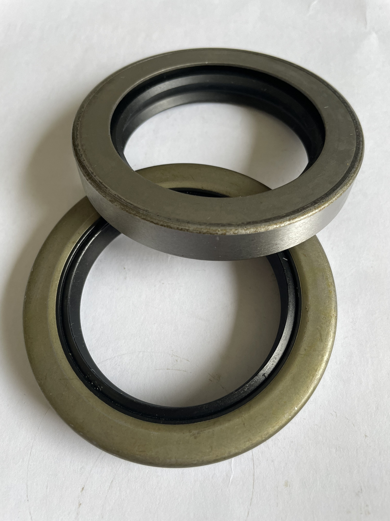 台湾双面铁壳丁晴橡胶双唇外骨架带弹簧油封47.63*73.02*12.7 nbr