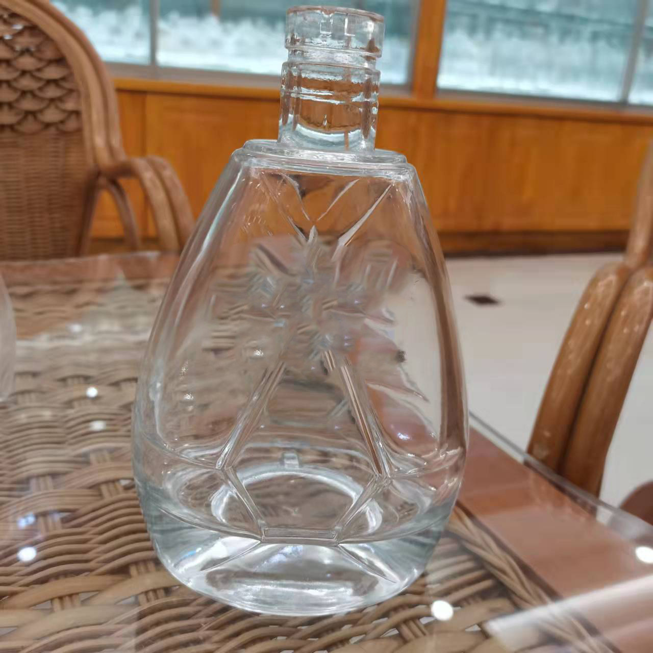 厂家发货晶白料玻璃酒瓶1250g710ml白酒瓶透明空酒瓶添加logo