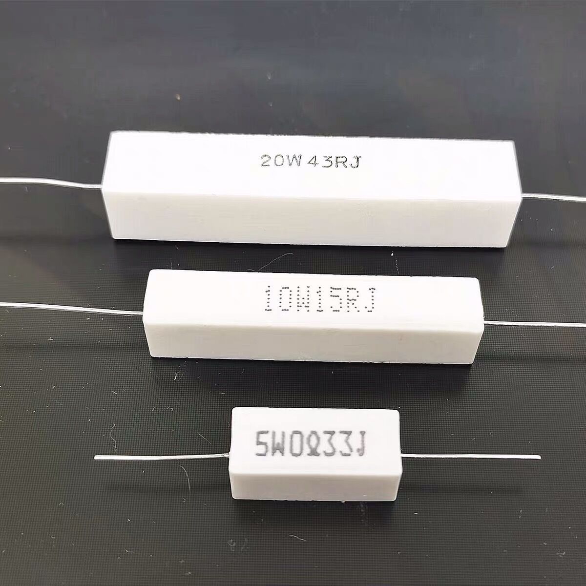 sqp陶瓷水泥电阻15w1r2r10r15r30r51r100r300r510r820r910r1k工厂