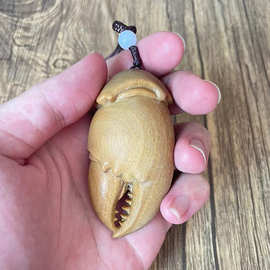 绿檀木雕刻螃蟹钳子手把件有钱在手上招财创意礼品崖柏木质工艺品