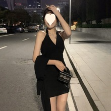 挂脖连衣裙女春夏装韩版2024新款性感辣妹设计感修身显瘦小黑裙