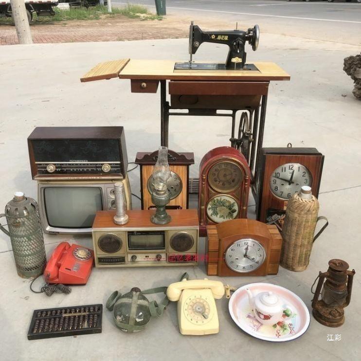7080后怀旧老物件拍照文革民俗老煤油提灯木壳收音机钟表摆件杂项