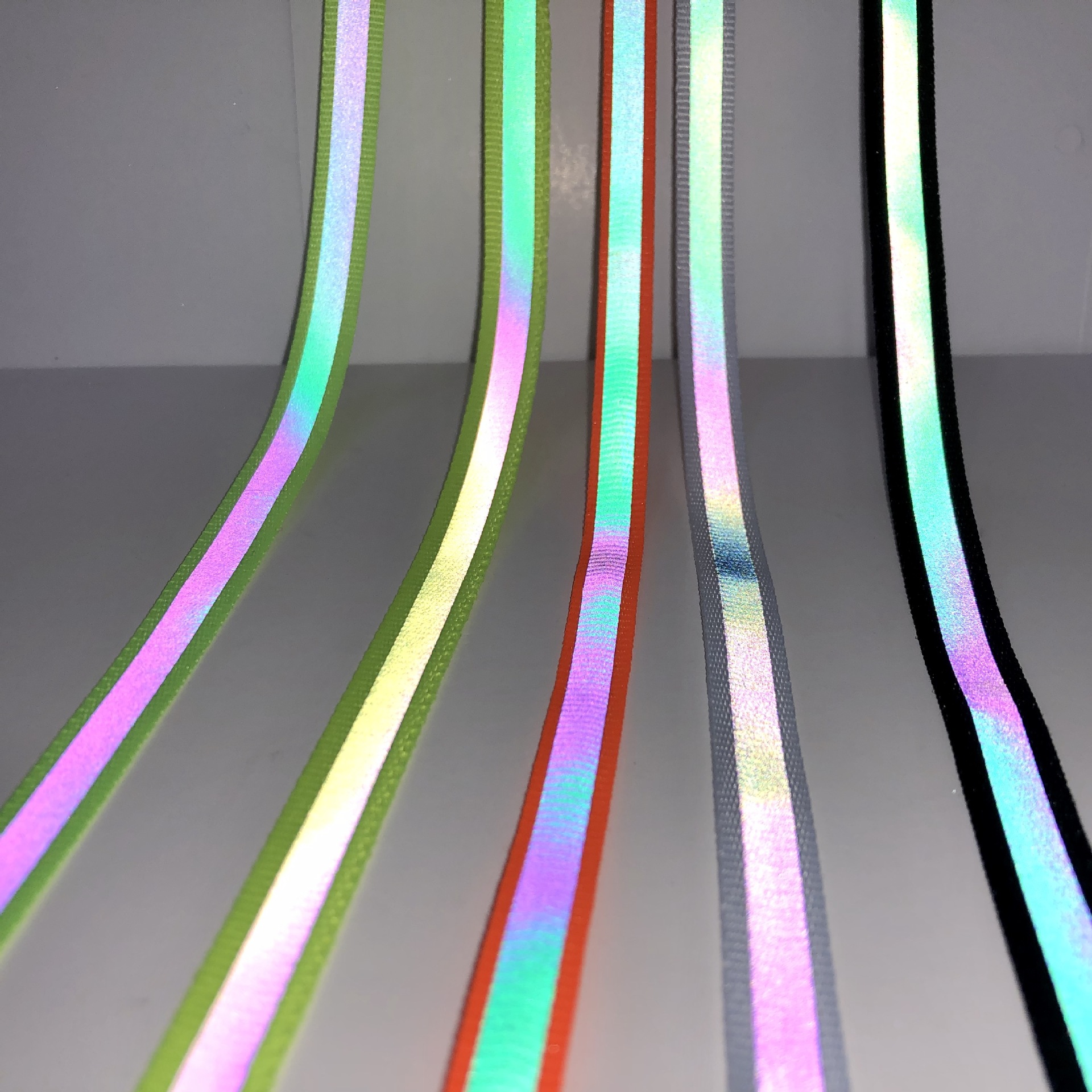 厂家现货10cm幻彩反光条荧光织带夜光裤边后领包边带礼盒丝带