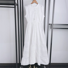 2024夏季新款白色蕾丝重工风琴褶立领无袖单排扣连衣裙批发