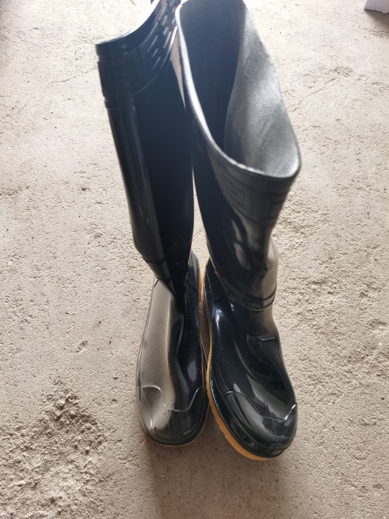 塑胶雨鞋