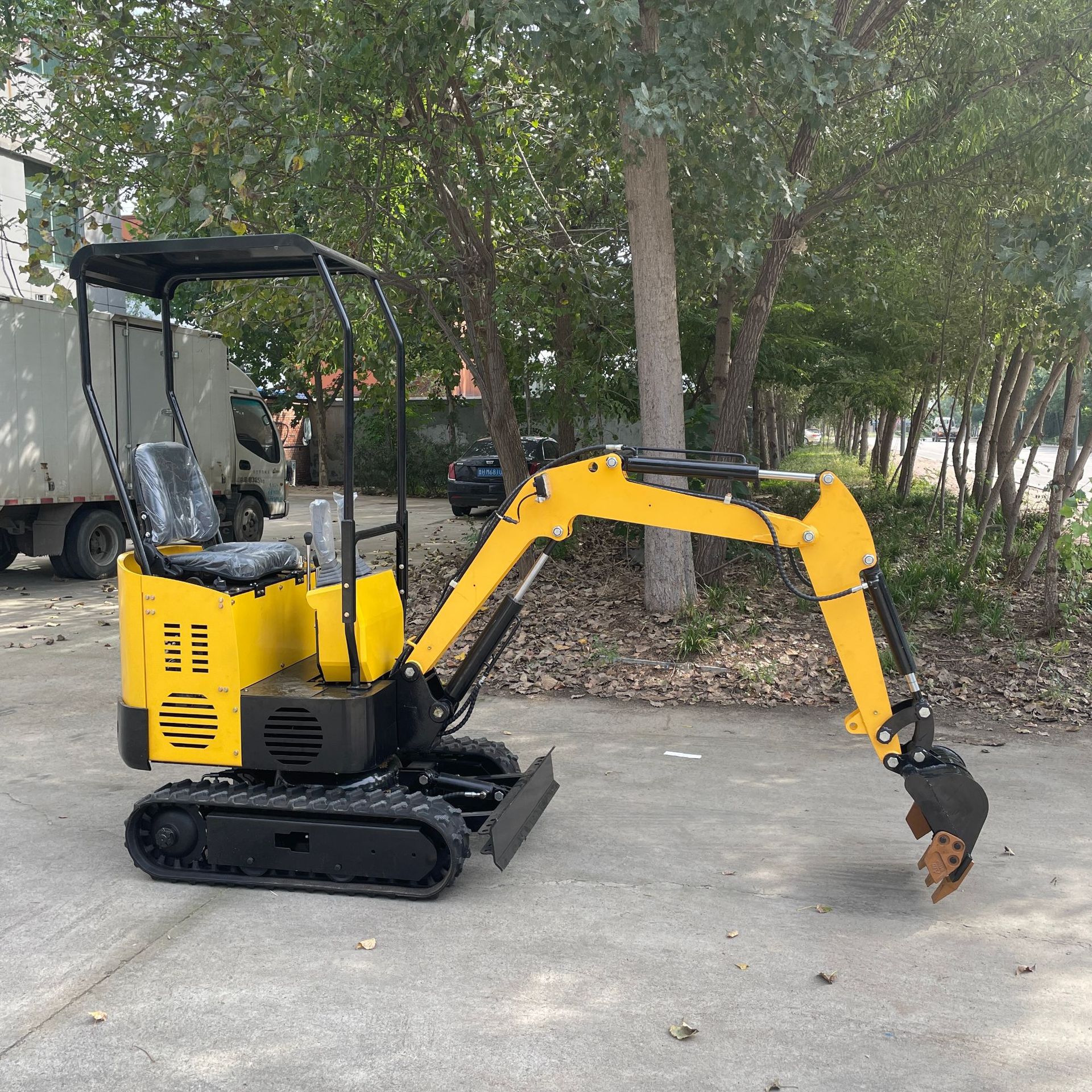 小型果园农用挖掘机履带式挖沟机工程建设挖沟机小型破碎锤图片