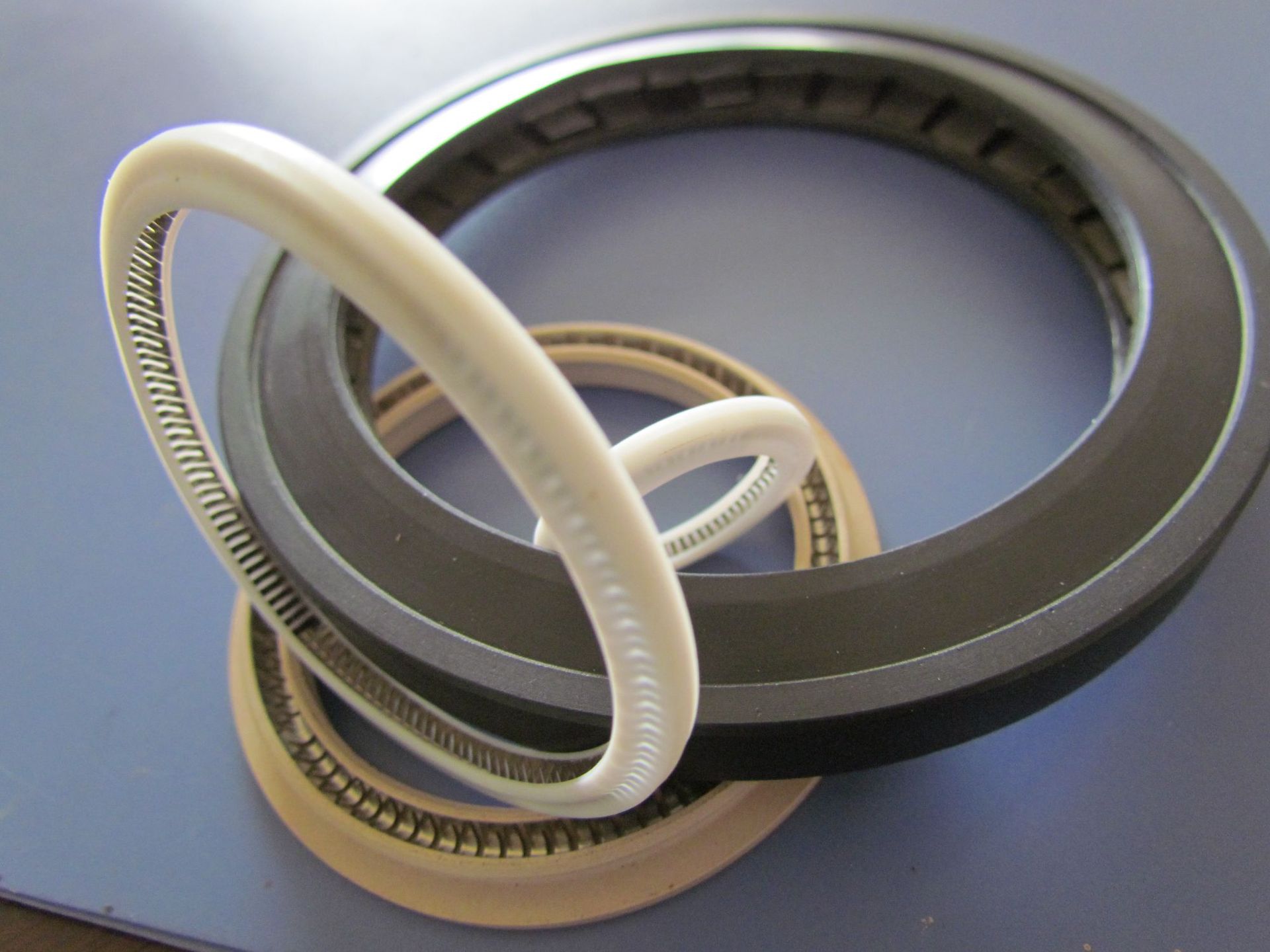 耐高温,低温 轴孔弹簧蓄能密封圈 耐磨损自紧密封弹簧张力泛塞封