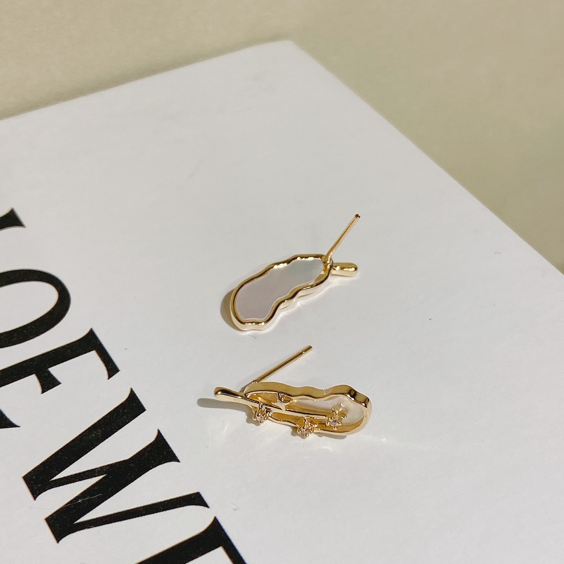 Shell Stud Earrings for Students Small Commuter Zircon All-Match Earrings for Women Sterling Silver Needle Mori Earrings