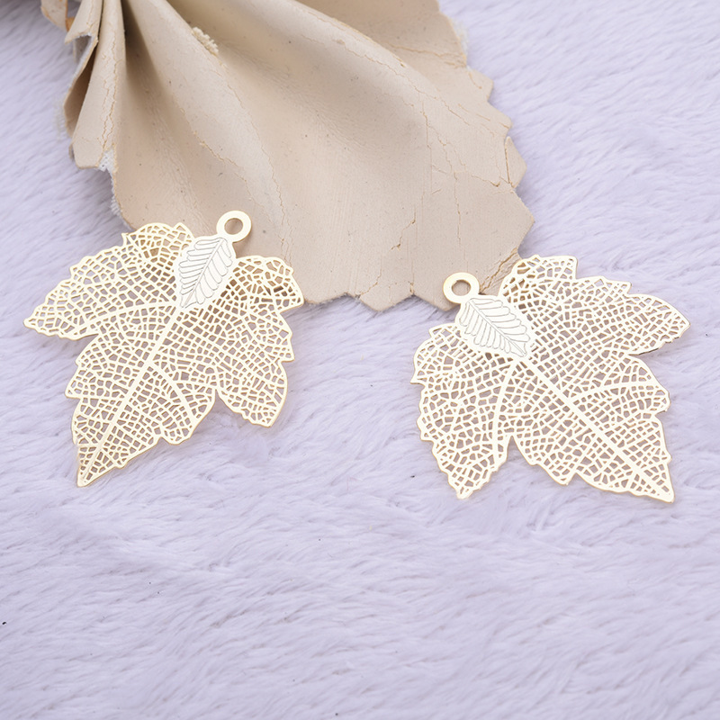 现货批发仿生创意简约电镀真金色镂空枫叶吊坠项链配件挂件